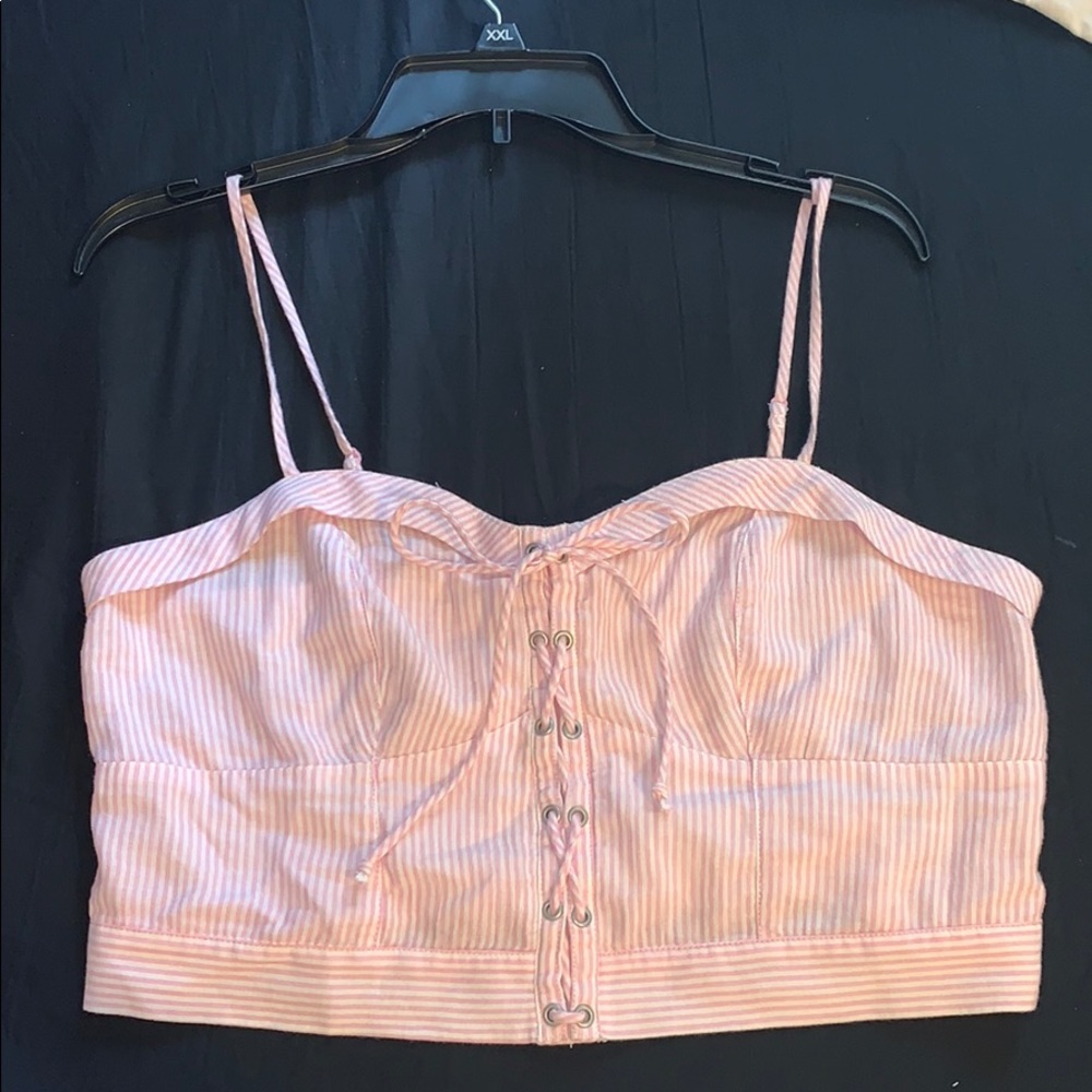 american eagle pale pink / white crop top